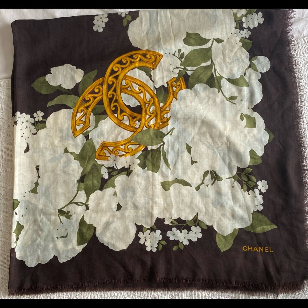 ❤️SOLD❤️ Authentic Vintage Chanel Large Scarf - Picture 3 of 10